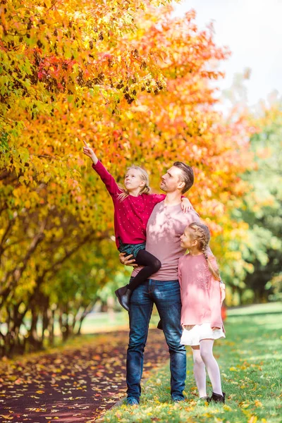 Family of dad and kids on beautiful autumn day in the park — Stock Photo, Image