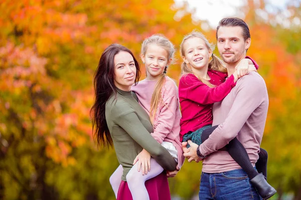 Bella famiglia felice di quattro in autunno giorno all'aperto — Foto Stock