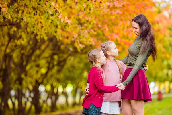 Menina com a mãe ao ar livre no parque no dia de outono — Fotografia de Stock