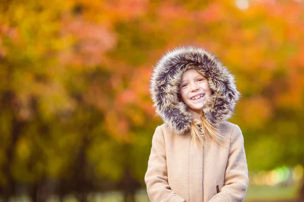 Güzel bir sonbahar gününde dışarıda duran sevimli küçük bir kızın portresi. — Stok fotoğraf