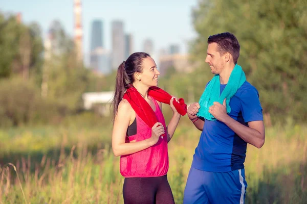 Pareja deportiva activa corriendo en el parque. Salud y estado físico . — Foto de Stock