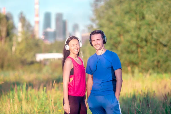 Aktywna sportowa para biegająca w parku. Zdrowie i sprawność. — Zdjęcie stockowe