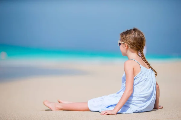 Glad flicka njuta av sommarsemester på stranden — Stockfoto