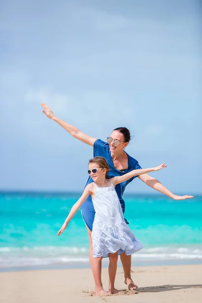 Krásná matka a její roztomilá dcerka na pláži — Stock fotografie