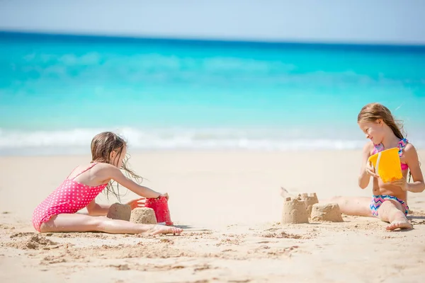 Doi copii fac castel de nisip și se distrează pe plaja tropicală — Fotografie, imagine de stoc