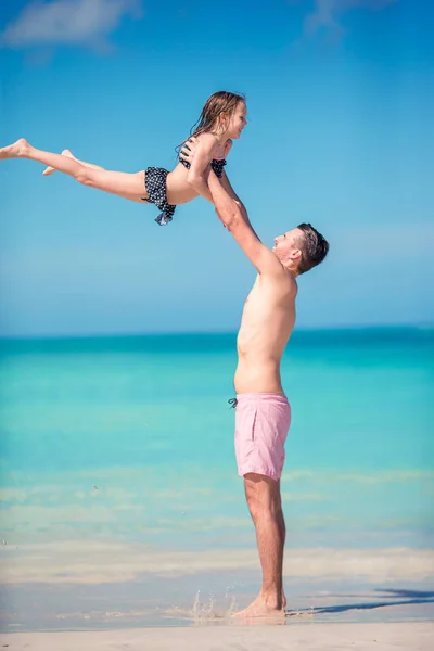 Aile baba ve sportif küçük kız sahilde eğleniyor — Stok fotoğraf