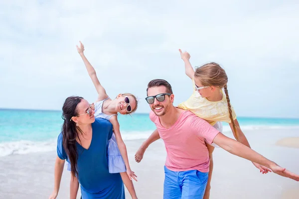 Feliz hermosa familia en la playa —  Fotos de Stock