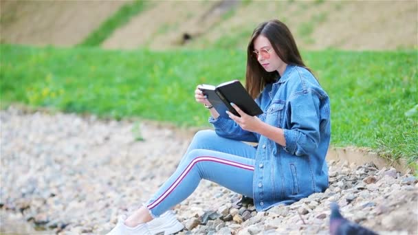 Rilassato giovane donna lettura libro — Video Stock