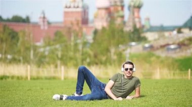 Mutlu genç şehirli adam, şehirde tatilin tadını çıkar.