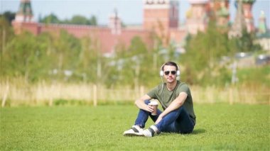 Mutlu genç şehirli adam, şehirde tatilin tadını çıkar.