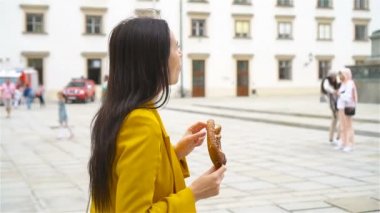 Şehirde yürüyen kadın. İtalyan şehri açık havada genç çekici turist