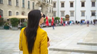 Şehirde yürüyen kadın. İtalyan şehri açık havada genç çekici turist