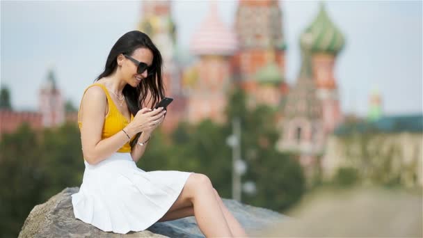 Mujer urbana joven feliz en la ciudad europea. — Vídeos de Stock