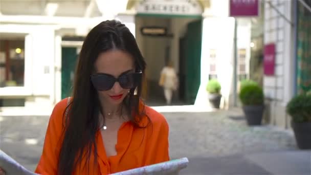 Jeune femme avec une carte de la ville. Voyagez fille touristique avec carte à Vienne en plein air pendant les vacances en Europe . — Video