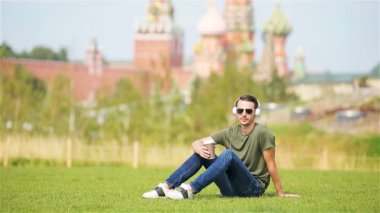 Mutlu genç şehirli adam, şehirde tatilin tadını çıkar.