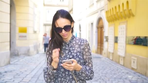 Una donna che cammina in città. Giovane attraente turista all'aperto nella città europea — Video Stock