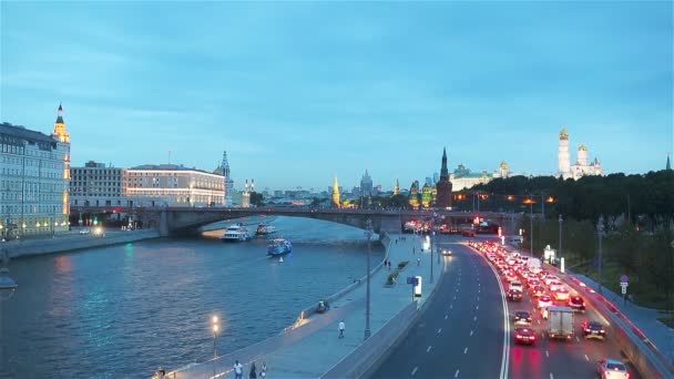Panoramautsikt över Moskvas landmärke under solnedgången från Zaryadye Park — Stockvideo