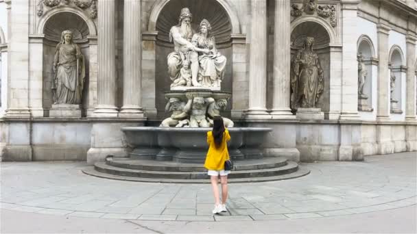 Una mujer caminando por la ciudad. Joven turista atractivo al aire libre en la ciudad europea — Vídeos de Stock