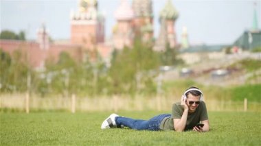 Mutlu genç şehirli adam, şehirde tatilin tadını çıkar.