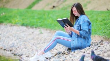 genç bir kadın rahat okuma kitabı