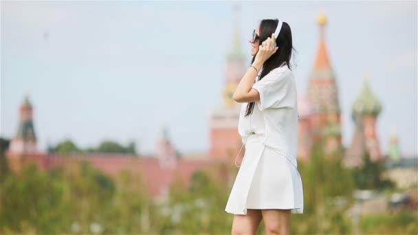 Happy young urban woman enjoy his break in the city — Stock Video