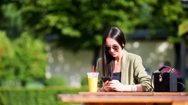 吃的年轻妇女在街道采取了面条 — 图库视频影像