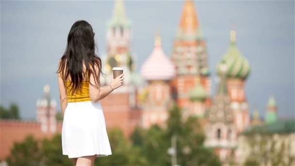 Gelukkig jong stedelijk vrouw drinken koffie in europese stad. — Stockvideo