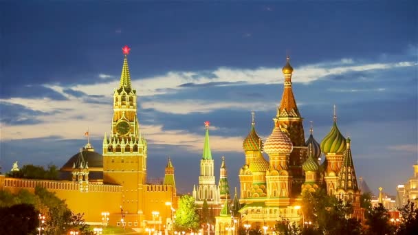Панорамный вид на достопримечательность Москвы на закате из парка "Зарядье" — стоковое видео