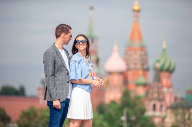 Genç çift şehirde yürüyüş aşık dating. Moskova şehir içinde açık havada mutlu bir romantik çift portresi
