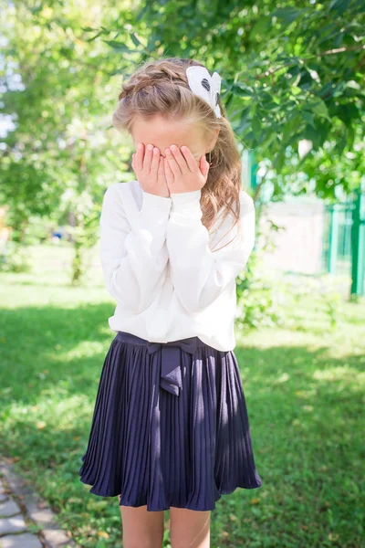 학교 앞에서 웃는 귀여운 여자 애 둘. — 스톡 사진