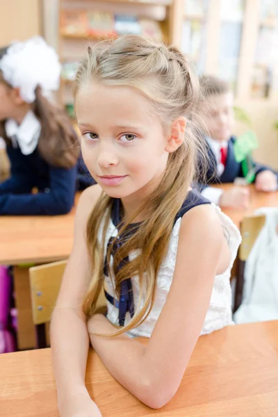 Красивая маленькая школьница с записками и карандашами на открытом воздухе . — стоковое фото