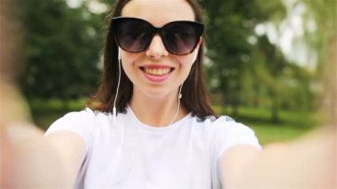 Video selfie yapım ve having fun parkta genç kız.