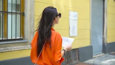 Genç kadın ile şehirde bir şehir haritası. Viyana harita ile turist kız açık havada tatil sırasında Avrupa'da seyahat..