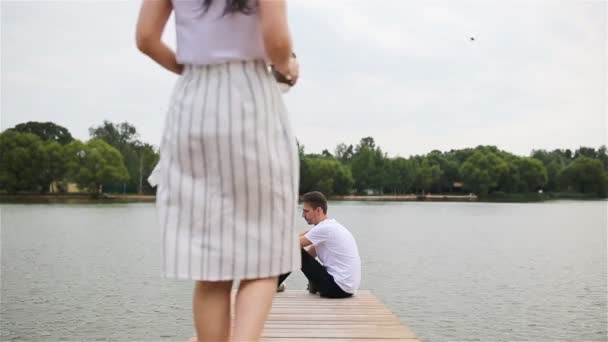 Relaxado jovem família ao ar livre no parque — Vídeo de Stock