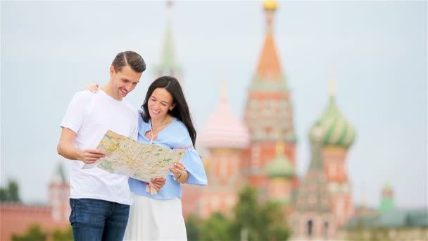 Pareja joven y feliz en la ciudad europea . — Vídeos de Stock