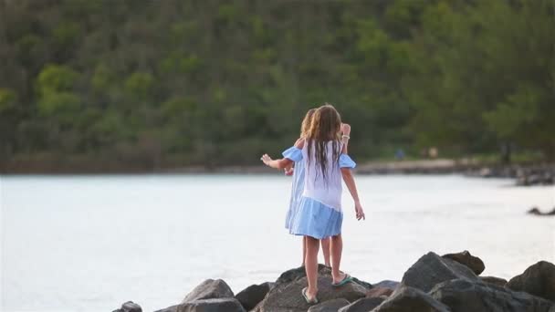 Kinder haben viel Spaß am tropischen Strand beim gemeinsamen Spielen — Stockvideo