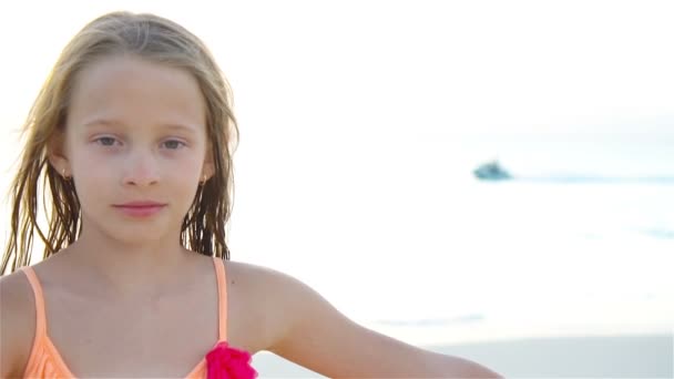 Retrato Menina Olhando Para Câmera Sorrindo Fundo Belo Céu Mar — Vídeo de Stock