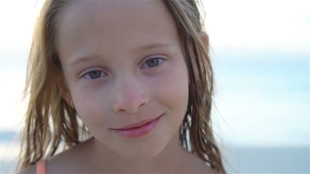 照片上的小女孩看着相机 微笑着背景音乐 美丽的天空和大海 — 图库视频影像