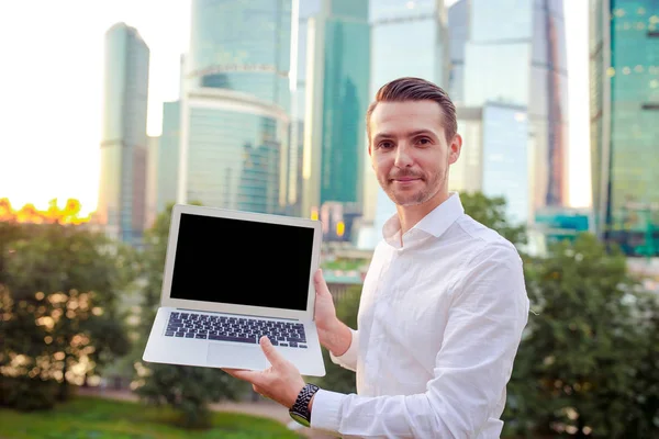 Kaukasische jongeman smartphone voor zakelijke werk houden. — Stockfoto