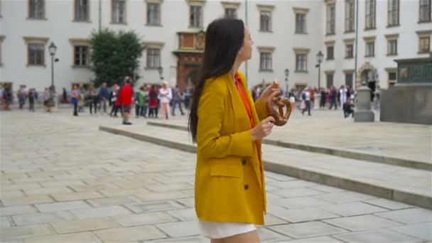 Mujer linda está leyendo el mensaje de texto en el teléfono móvil mientras está sentado en el parque. — Vídeo de stock