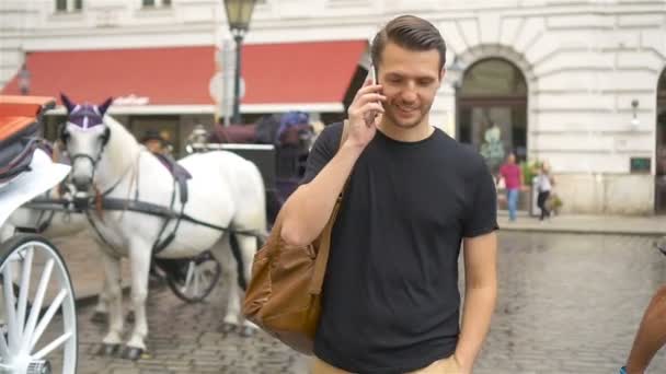 ヨーロッパ通りのバックパックの男性観光客. — ストック動画