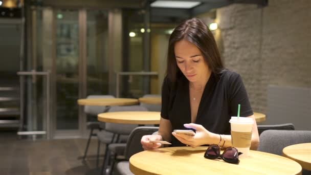 Hermosa chica elegante desayunando en la cafetería al aire libre — Vídeos de Stock