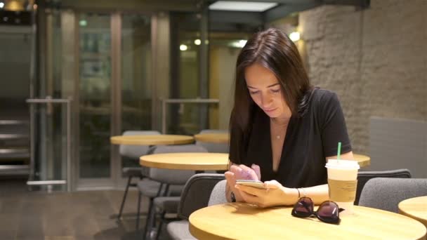 Hermosa chica elegante desayunando en la cafetería al aire libre — Vídeos de Stock