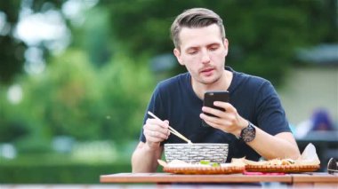 Genç adam yeme götürün erişte sokakta