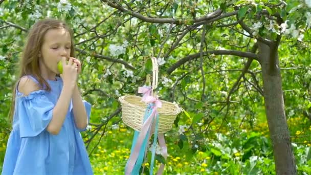 Чарівна Маленька Дівчинка Шафою Яєць Квітковому Саду Яблуні Їсть Зелене — стокове відео