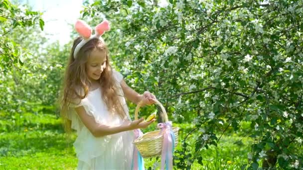 아름다운 봄날 꽃피는 사과 정원에 있는 사랑 스러운 어린 소녀 — 비디오