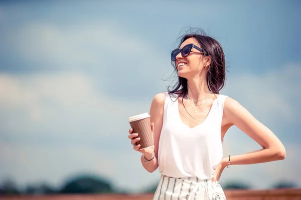 Gelukkig jong stedelijk vrouw drinken koffie in europese stad. — Stockfoto