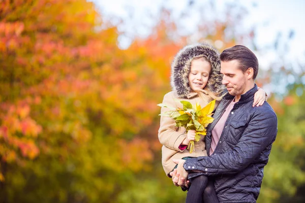 Family of dad and kid on beautiful autumn day in the park — Stock Photo, Image