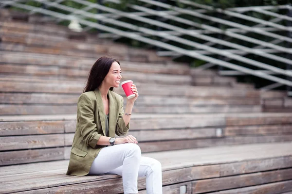 Femme buvant un café savoureux à l'extérieur dans le parc — Photo