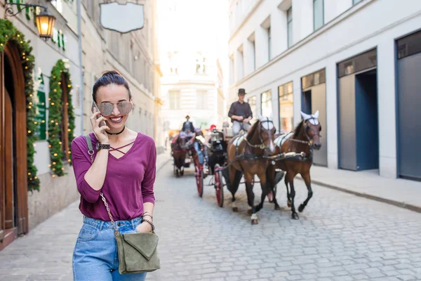 Kobieta rozmawiać przez jej smartphone w mieście. Młody atrakcyjny turystycznych na zewnątrz w włoskiego miasta — Zdjęcie stockowe